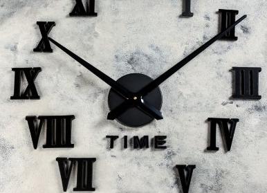 Загадка римских цифр: почему на часах используется «IIII» вместо «IV»